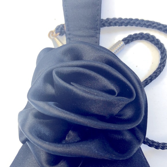 Black Rose wrist purse with strings that detach - Picture 5 of 5